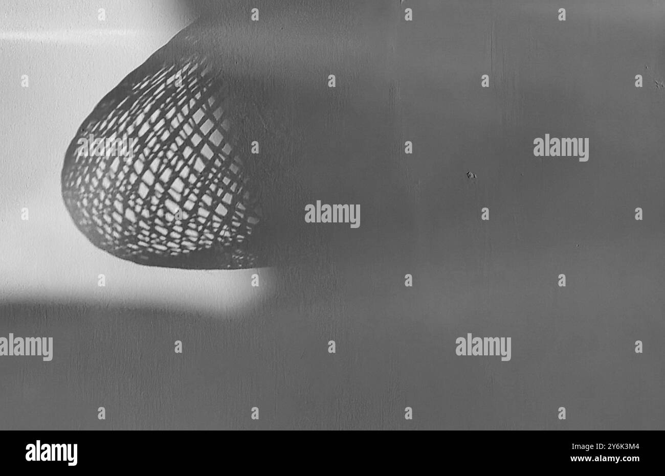 Schüchterne Laterne, verborgenes Licht – Sonnenreflexion an der Wand Stockfoto