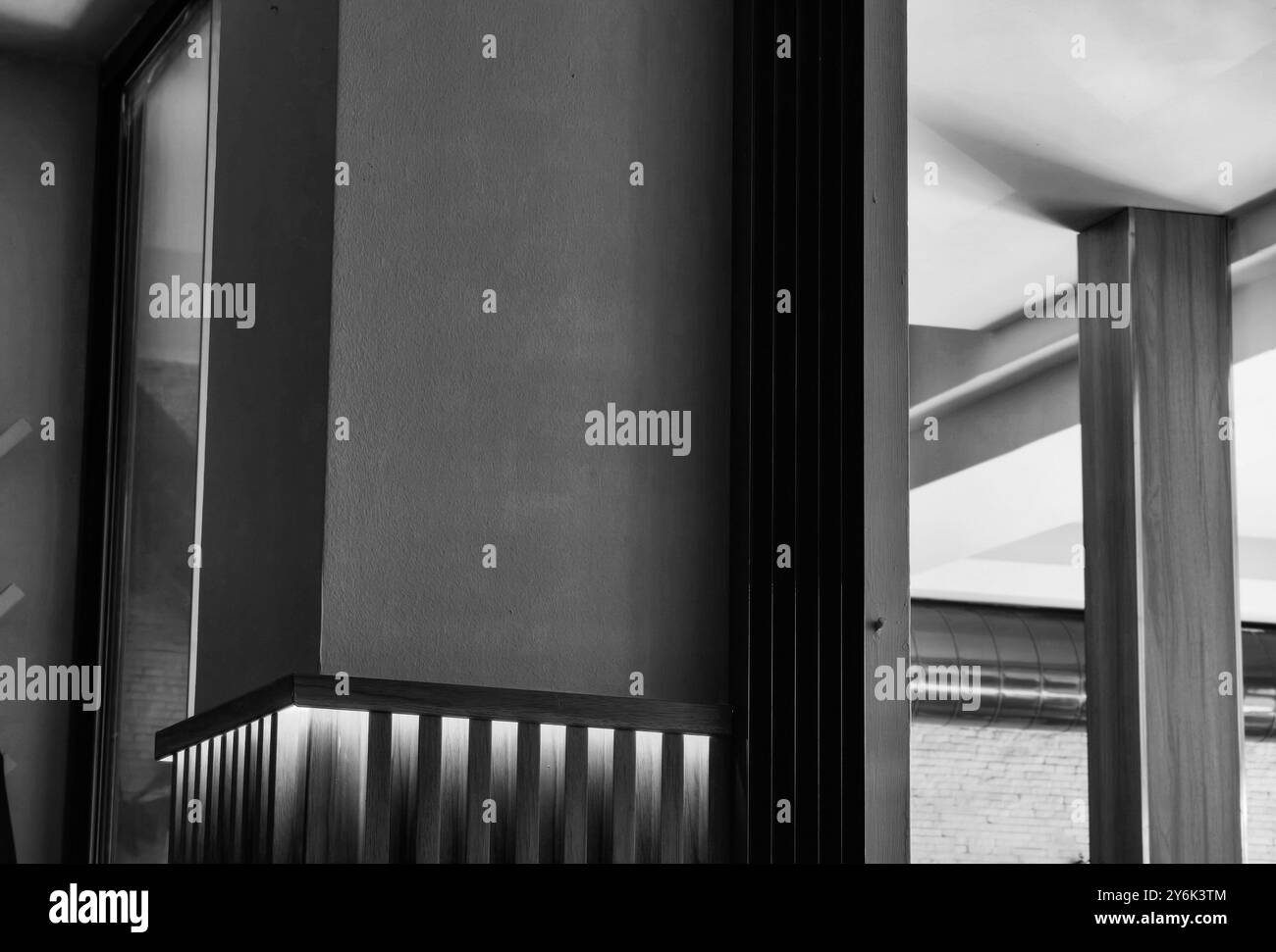 Moderne Säulenbeleuchtung – Highlight des Innendesigns im Restaurant-Ambiente Stockfoto