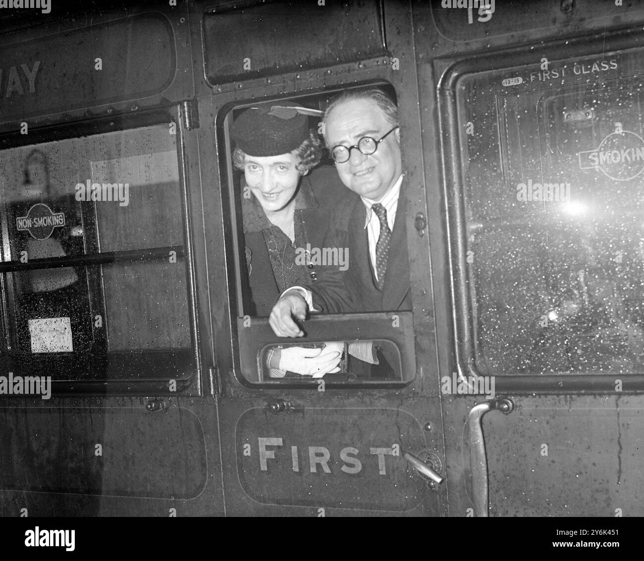 In Waterloo auf der Abreise nach Südafrika. Herr und Frau Mark Hambourg . August 1937 Stockfoto