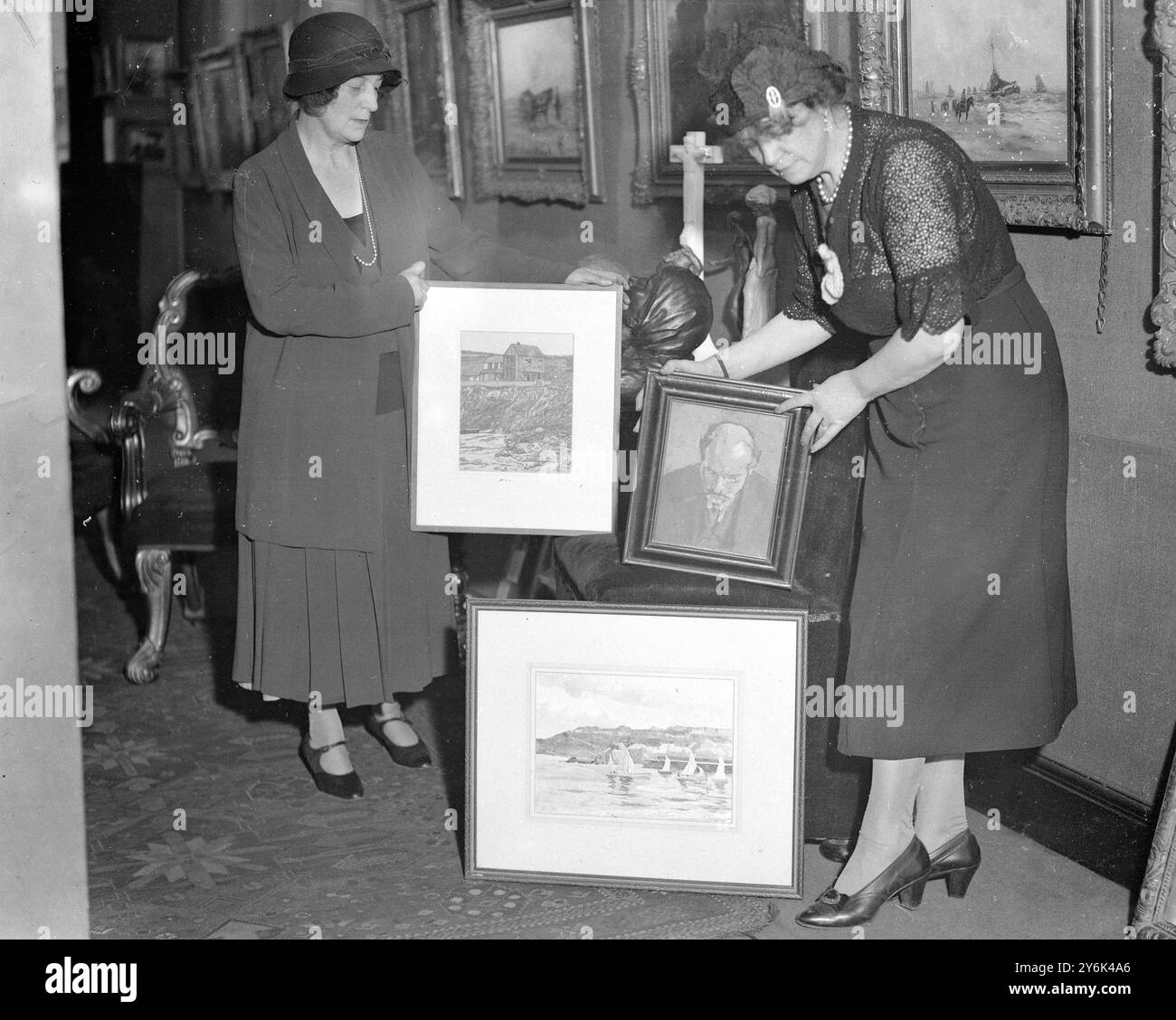 Lady Welby ( mit Mantel ) , die Bildhauerin , und Mrs Earle Welby , die Porträtmalerin , arrangieren Exponate zeitgenössischer Künstler , um die Themen für alle zugänglich zu machen . Für die Arbeit ist kein Preis mehr als £10 zu zahlen. 13. November 1933 Stockfoto