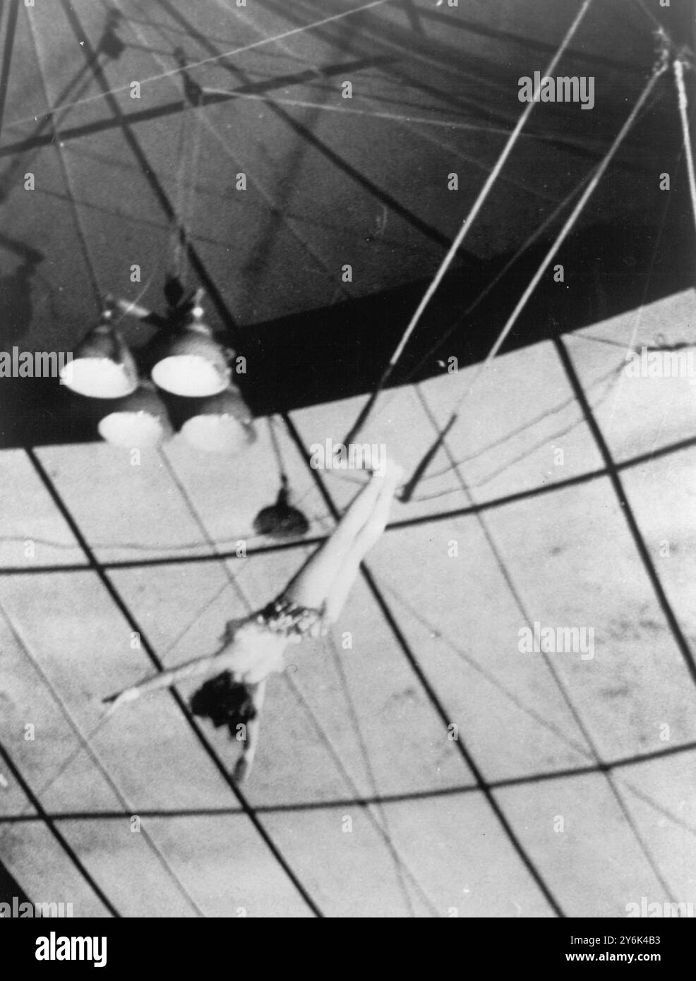 Das schöne 17-jährige Trapezmädchen Carmen Rosaire wurde auf dem großen Dach dargestellt und ging durch ihre Luftroutinen kurz bevor ein Band an ihrem Trapez schnappte und sie zum Sägemehl-Ring schickte . Sie wurde eilig ins Krankenhaus gebracht, starb aber am nächsten Tag. Sie probte für eine BBC-TV-Show von Chipperfield’s Circus und war die fünfte Generation von Rosaire’s, die am 29. August 1960 Zirkusdarstellerin war Stockfoto