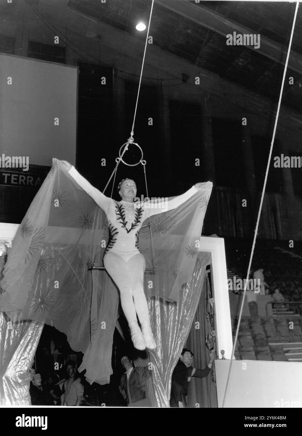Madame Raisa Nemtshinskaja , geehrte Künstlerin Russlands , und ein angesehenes und talentiertes Mitglied des Moskauer Staatszirkus , dessen Kunstfertigkeit auf dem Trapez als brillant beschrieben wird , wurde während ihrer Probevorführung von Tom Arnolds Circus im Empire Pool , Wembley , London , England am 28. Juli 1960 gesehen Stockfoto