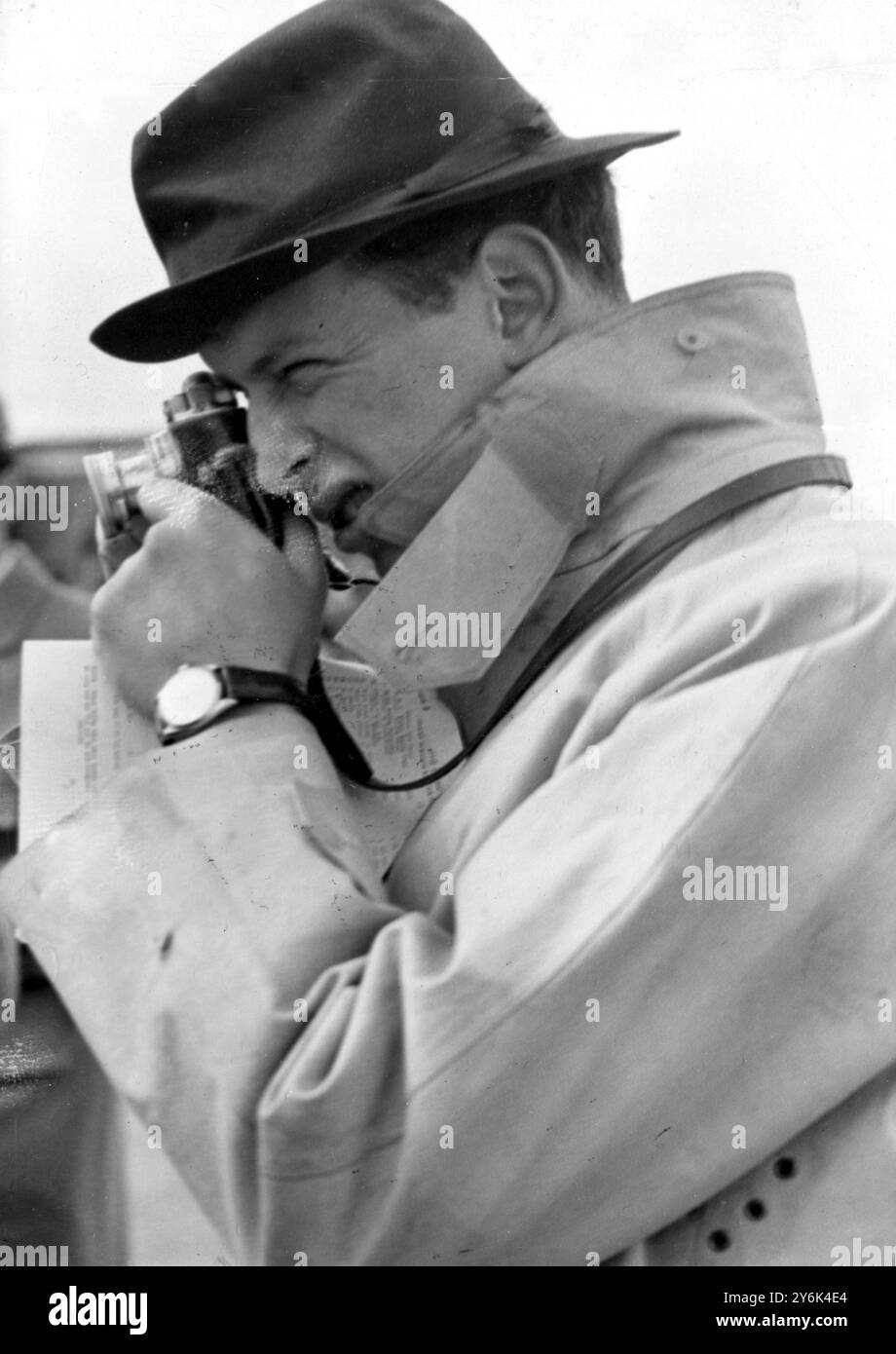 Goodwood, England. Heute Nachmittag in Goodwood ein Foto des neuen Ferrari-Autos zu sehen ist HRH der Herzog von Kent , der Ferrari gewann das große Ereignis des Nachmittags , die Goodwood International 100 . 7. April 1958 Stockfoto