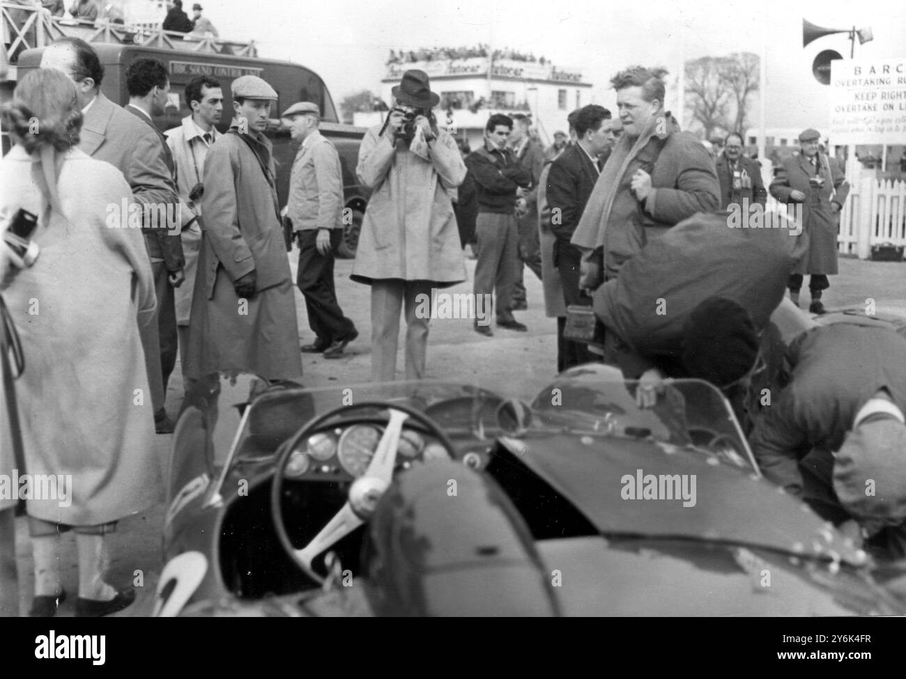 Goodwood, England. Heute Nachmittag in Goodwood ein Foto des neuen Ferrari zu sehen ist HRH der Herzog von Kent ( Hintergrund ) , der Ferrari gewann das große Ereignis des Nachmittags , die Goodwood International 100 . 7. April 1958 Stockfoto