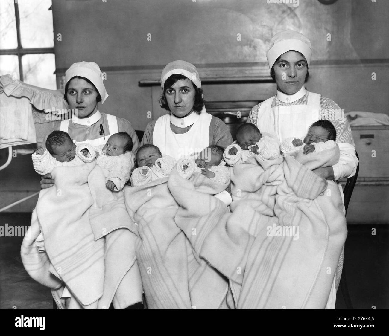 Queen Charlotte's Maternity Hospital - Six Leap Year Babys mit ihren Schwestern 29. Februar 1932 vor dem Start des National Health Service Stockfoto