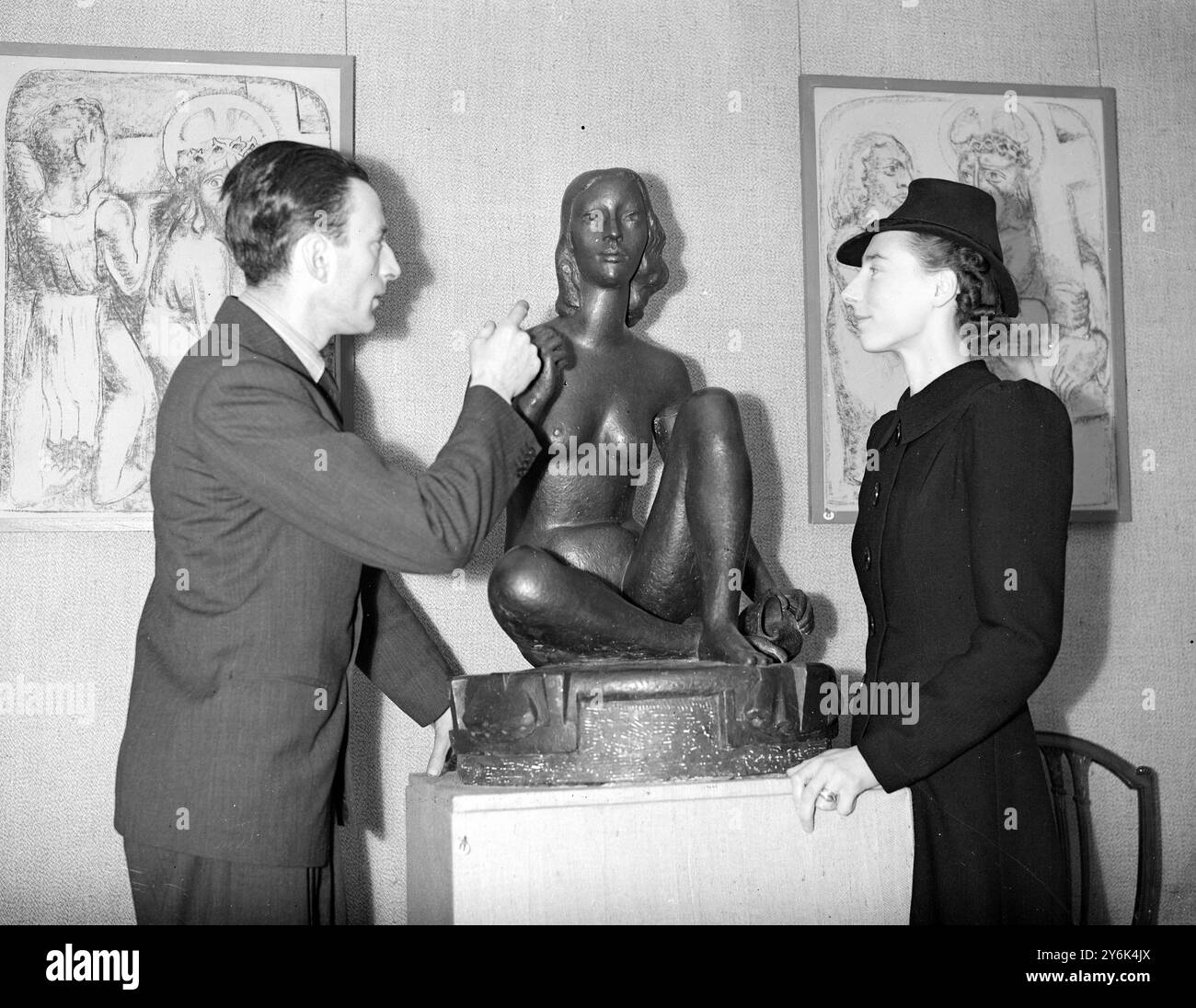 In Der Matthiesen Gallery, New Bond Street. Herr Loris Rey , der Bildhauer und seine Braut ( Miss Moira Albery ) mit dem Studium der letzteren durch ihren Mann . 4. Januar 1939 Stockfoto