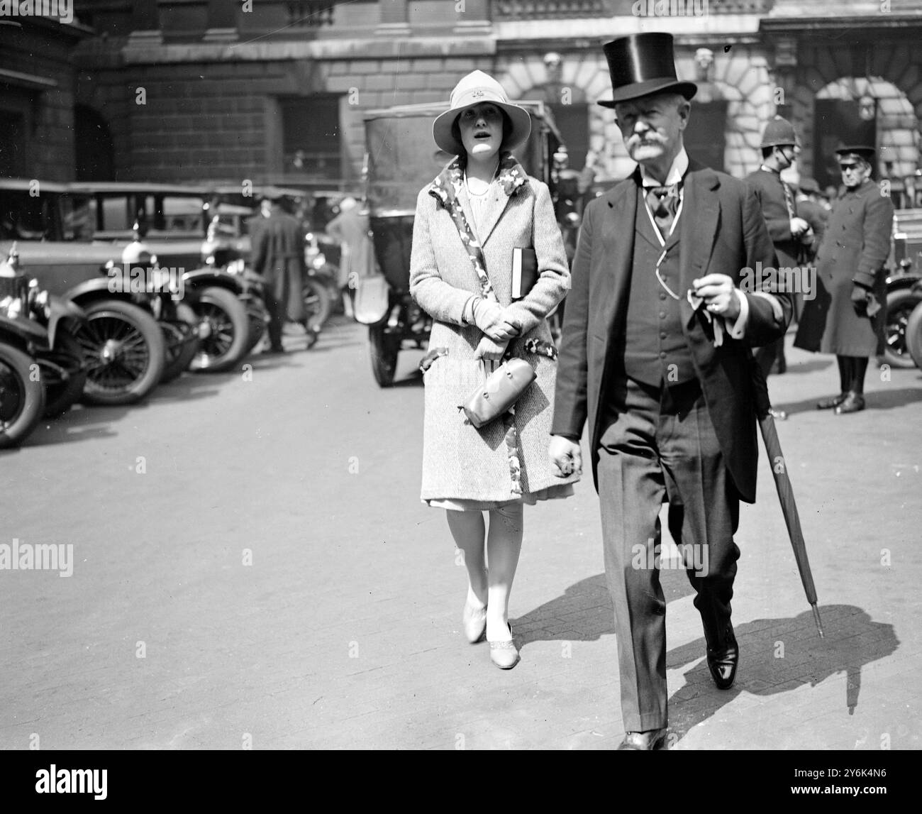 Tag mit privatem Blick in der Royal Academy of Arts in Burlington House auf Piccadilly, London, England. Sir Robert und Miss Armstrong Jones. 1927 Stockfoto