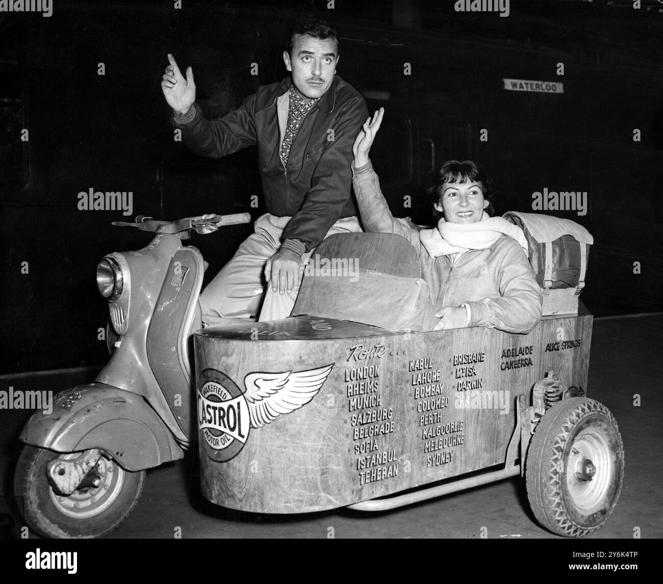 Eine 40000 km lange Reise, die im Juli 1956 begonnen wurde, wird heute Nachmittag von Michael Marriott und seiner Frau Nita in Waterloo, London, abgeschlossen. Sie sind mit einem Motorroller von London nach Australien gereist und haben dort Material für ein Buch gesammelt. Sie machten die Reise durch Frankreich, Deutschland, Jugoslawien, Bulgarien, die Türkei, Irak, Iran und Ceylon (Sri Lanka), von wo aus sie mit einem Boot nach Freemantle fuhren. In Australien lebten sie mehrere Wochen unter den Aborigines im Norden. Es wird angenommen, dass dies die längste und raueste Einzelfahrt mit einem Roller ist. Mr. Marriott, der ich geboren wurde Stockfoto