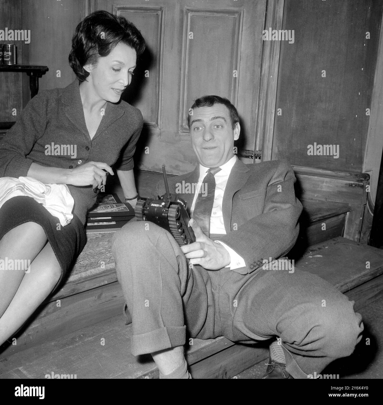 Harry H Corbett hat in dieser Szene einen Modelltank aus dem Stück " Who ' ll Save the Plowboy " bei der heutigen Probe im Haymarket Theatre . Das Stück mit Maxine Audley und dem irischen Schauspieler Donal Donnelly wird morgen Abend eröffnet . Maxine spielt Harrys Frau in dem Stück, dessen Thema Desillusionierung ist. April 1963 Stockfoto