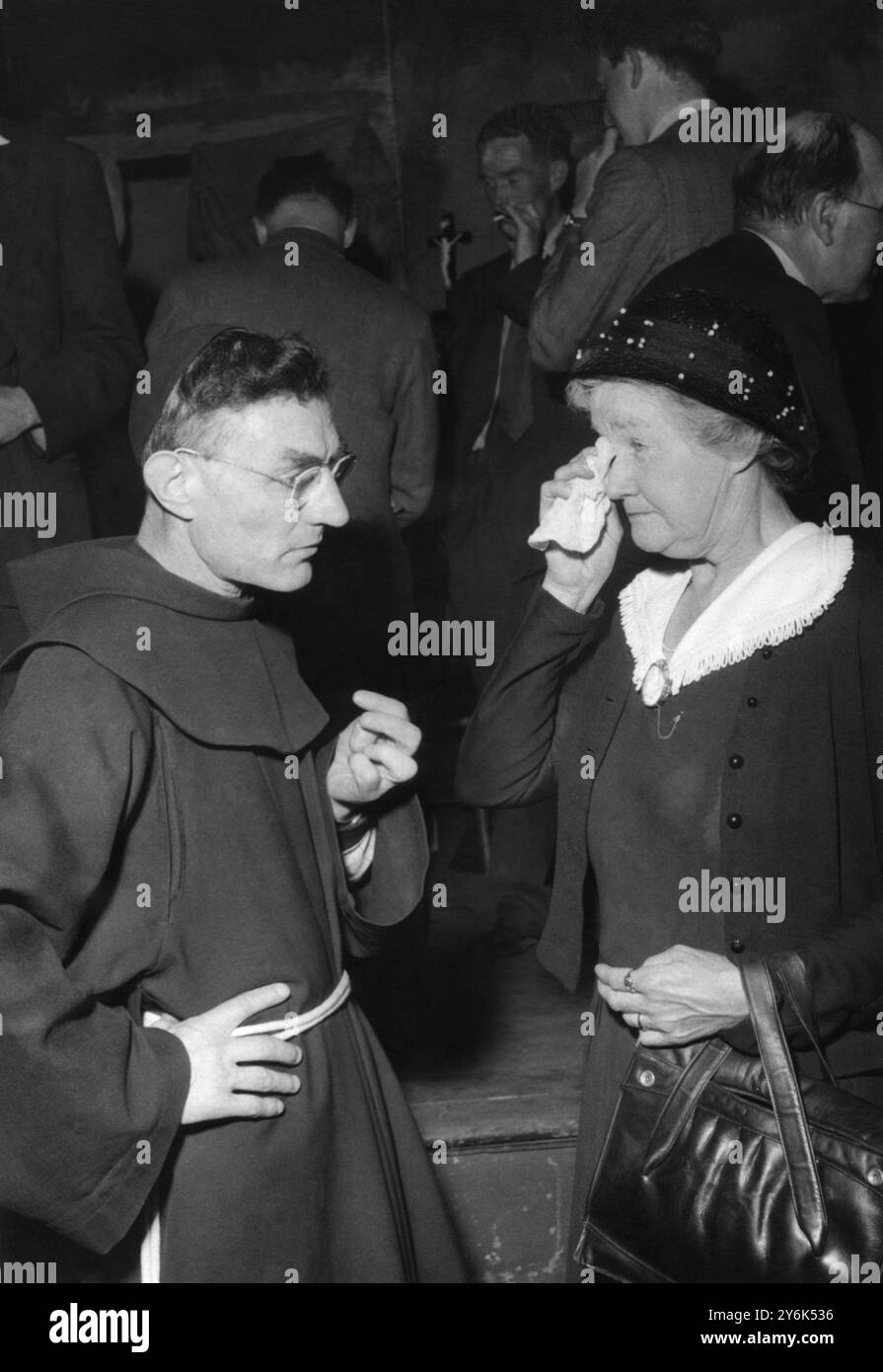 Dublin : der Verlust des Abbey Theatre bedeutete diesen beiden Menschen viel, Miss May Craig, eines der ältesten Mitglieder der Abbey Company, und Pater Sylvester, OFM, Kaplan der katholischen Gilde am 21. Juli 1951 Stockfoto