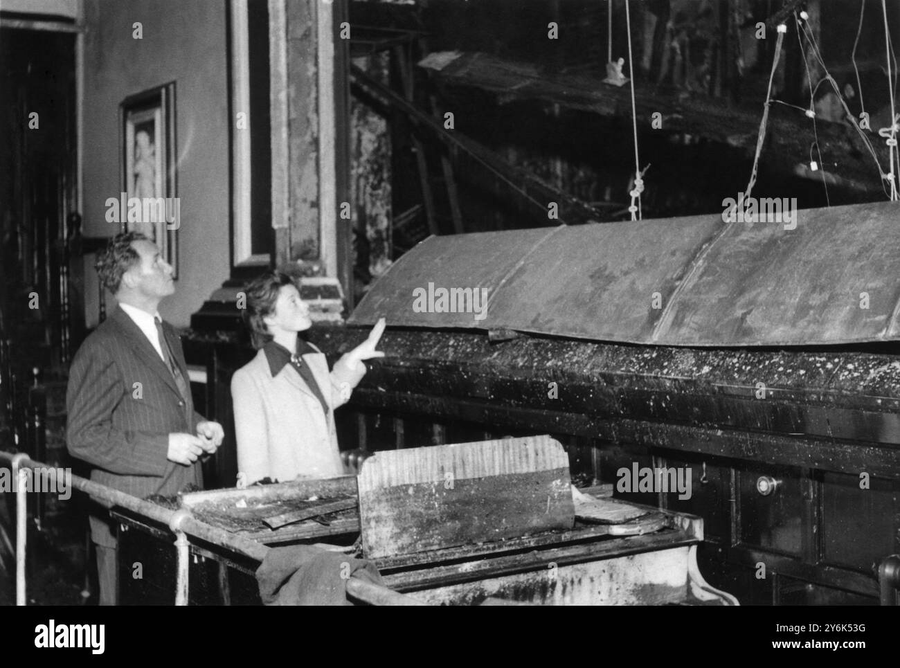 Dublin : Blick auf die heute verbrannte Abbey-Bühne , auf der sie in der Vergangenheit schon mehrfach in Abbey-Schauspieler und Filmstar Dennis O'DEA und seiner Frau Siobhan McKenna , Schauspielerin und Filmstar aufgetreten sind . Juli 1951 Stockfoto