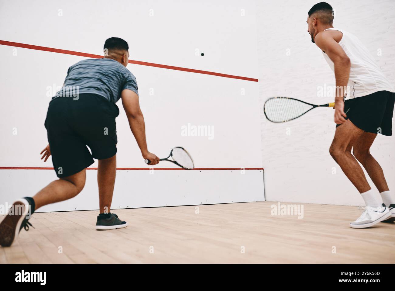 Sport, Männer und spielen Squash für Spiel, Sport und Athleten Training zusammen für Fitness. Schläger, Freunde oder Spieler im Wettkampf auf dem Hallenplatz Stockfoto