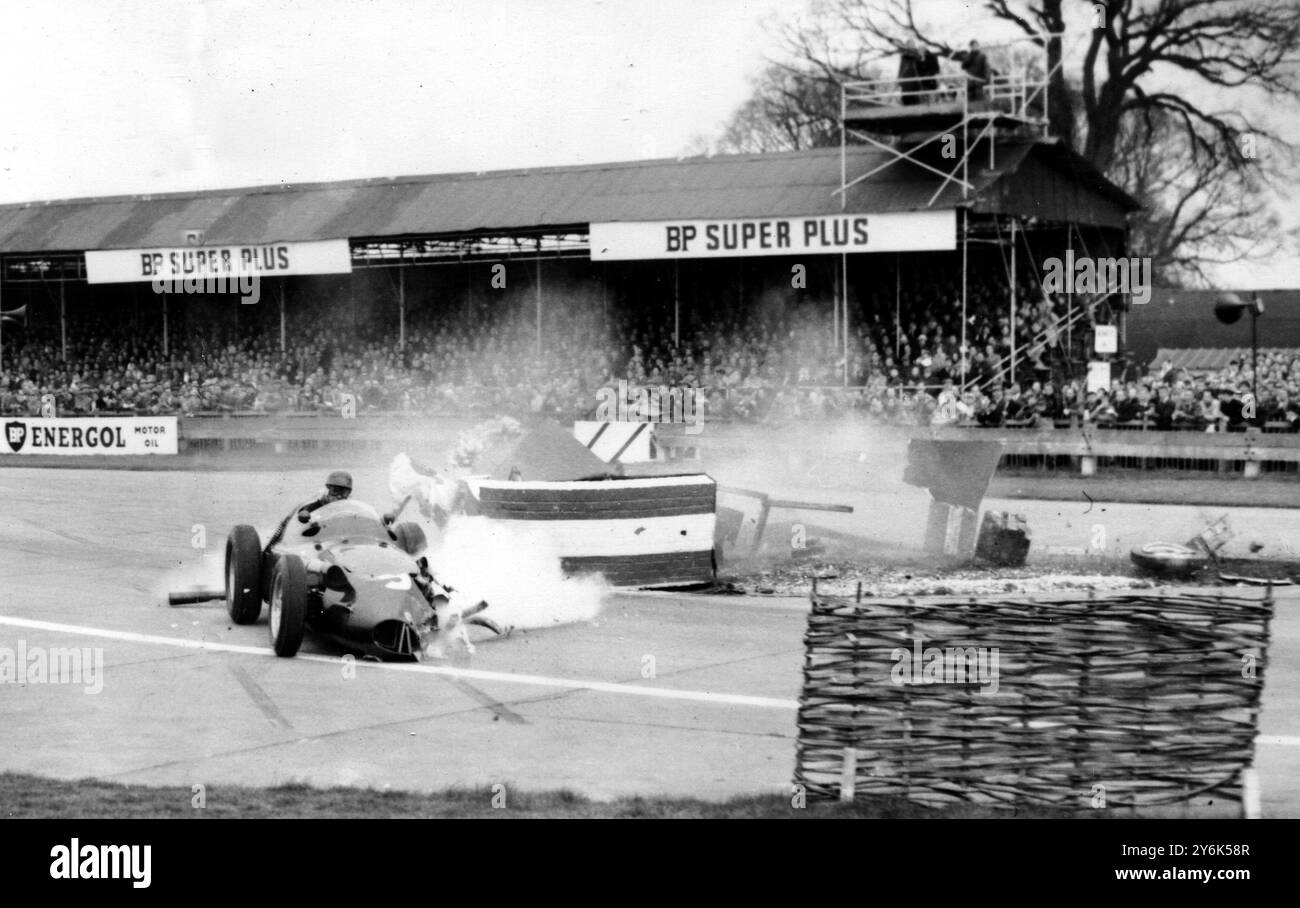 Goodwood England French Racing Fahrer Jean Behra und sein BRM nach einem Sturz in die Wand während der dritten Runde des Goodwood International 100 Meilen Rennens . 7. April 1958 Stockfoto