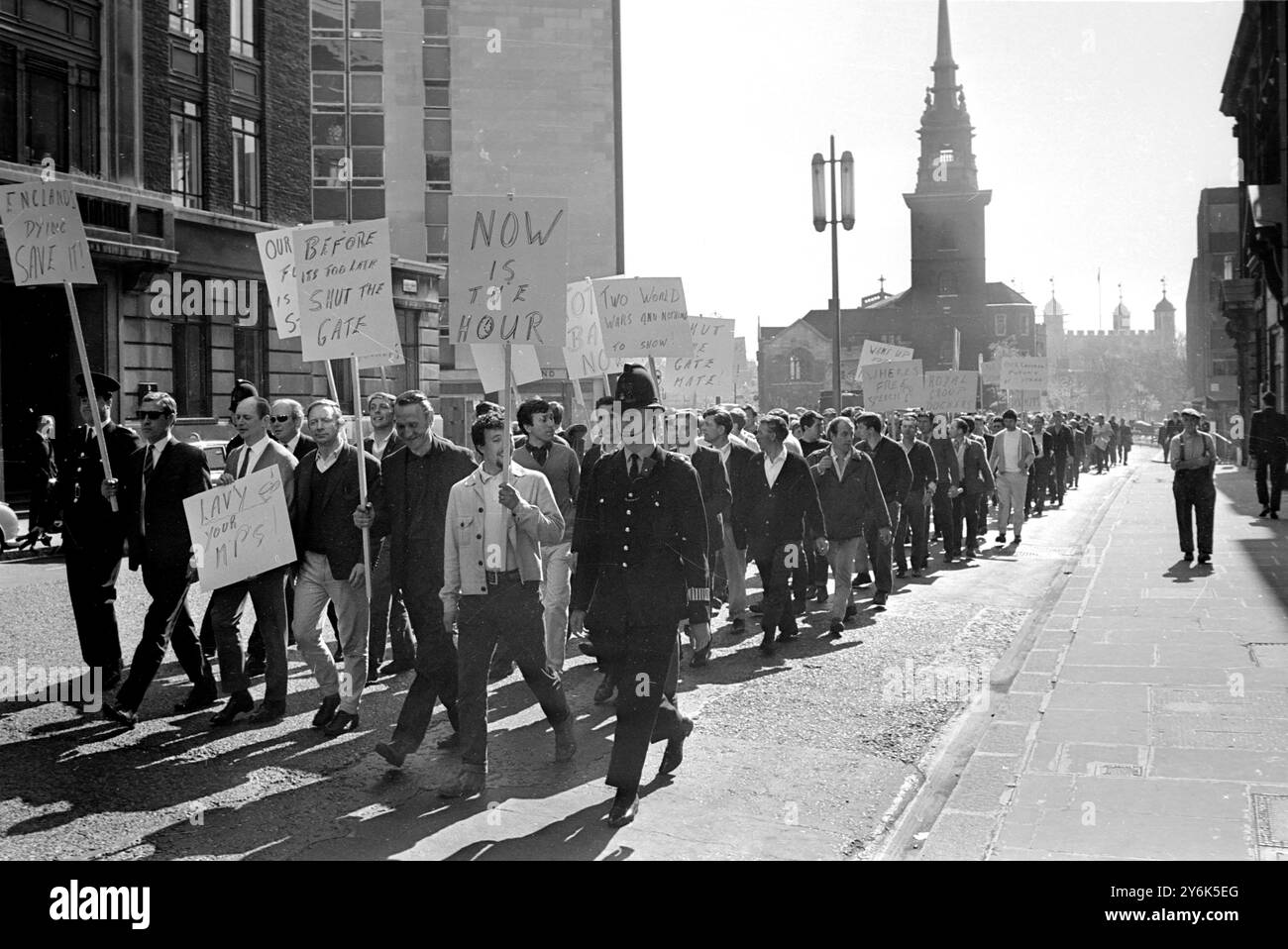 Die Londoner Docker im Anti-einwanderungsmarsch mit Plakaten durchqueren die Straßen der Stadt auf dem Weg zu den Parlamentsgebäuden zur Unterstützung des konservativen rechten Flügels Enoch Powell . 26. April 1968 Stockfoto