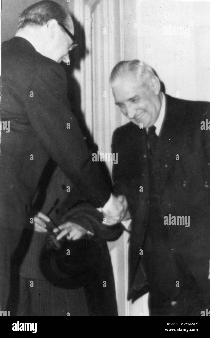 Lissabon , Portugal der westdeutsche Außenminister Herr von Brentano ( links ) wird vom portugiesischen Premierminister Oliviera Salazar zu seinem offiziellen Besuch in Portugal empfangen . 4. April 1958 Stockfoto