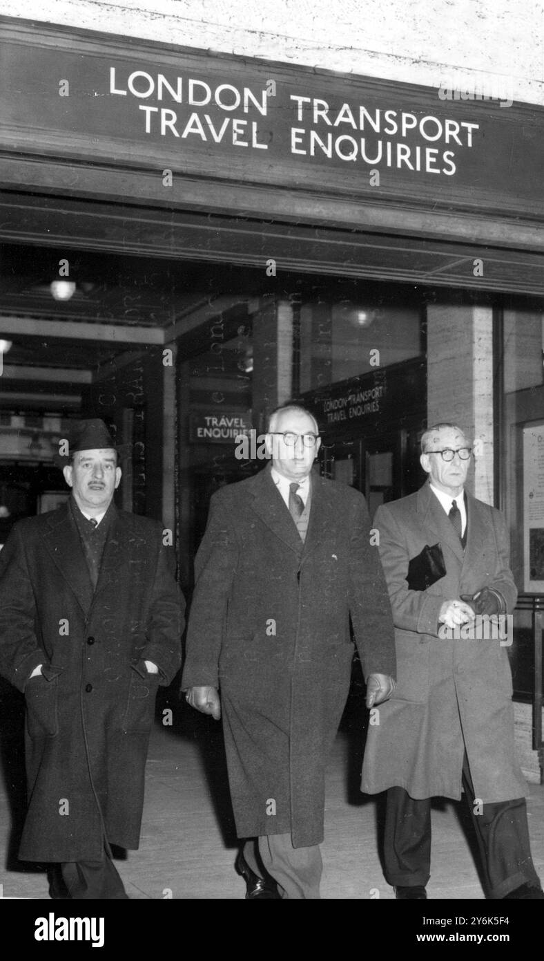 Krisengespräche über den Londoner Busstreik am Montag , den 5 . Mai im Londoner Verkehrshauptquartier . Herr Frank Cousins kommt zur Sitzung. 3. April 1958 Stockfoto