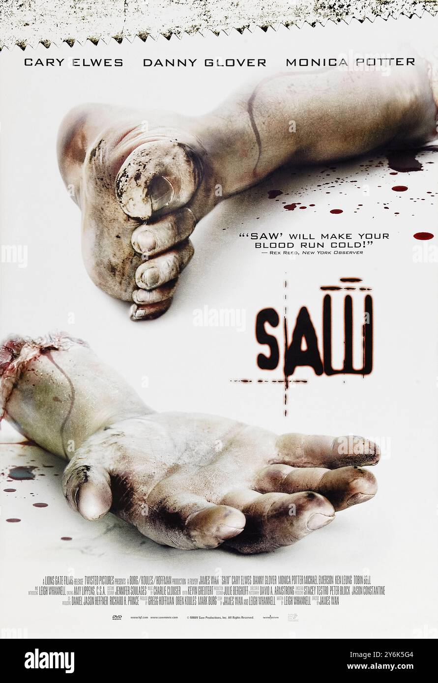 Saw (2004) von James Wan mit Cary Elwes, Leigh Whannell und Danny Glover. Zwei Männer wachen in einem baufälligen Badezimmer auf, angekettet an Pfeifen, und müssen das tödliche Spiel eines sadistischen Mörders, bekannt als Jigsaw, entwirren. Foto eines Original-Posters aus dem Jahr 2004 (USA) ***NUR FÜR REDAKTIONELLE ZWECKE***. Quelle: BFA/Lionsgate Stockfoto