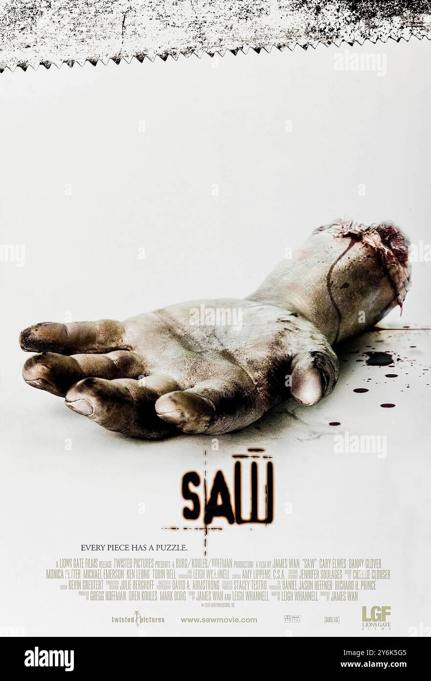 Saw (2004) von James Wan mit Cary Elwes, Leigh Whannell und Danny Glover. Zwei Männer wachen in einem baufälligen Badezimmer auf, angekettet an Pfeifen, und müssen das tödliche Spiel eines sadistischen Mörders, bekannt als Jigsaw, entwirren. Foto eines Original-Posters aus dem Jahr 2004 (USA) ***NUR FÜR REDAKTIONELLE ZWECKE***. Quelle: BFA/Lionsgate Stockfoto