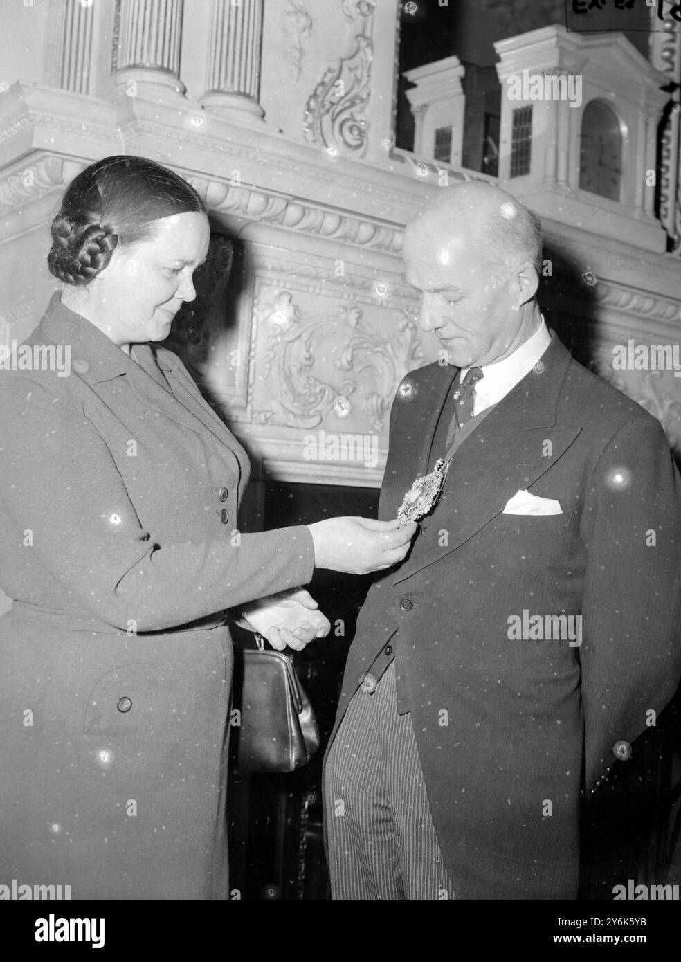 London England Madame Mironova Stellvertretender Vorsitzender der Exekutive des Moskauer Stadtsowjetischen Sowjets trifft im Herrenhaus mit dem Oberbürgermeister von London Sir Dennis Truscott zusammen . 19. März 1958 Stockfoto