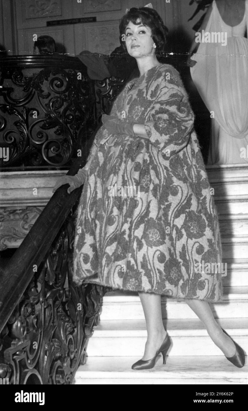 London England Fashion Show von The Incorporated Sowety of London Fashion Designers im Dartmouth House , Charles Street , London . Mohair-Mantel von Maria Scarafia. 25. März 1958 Stockfoto