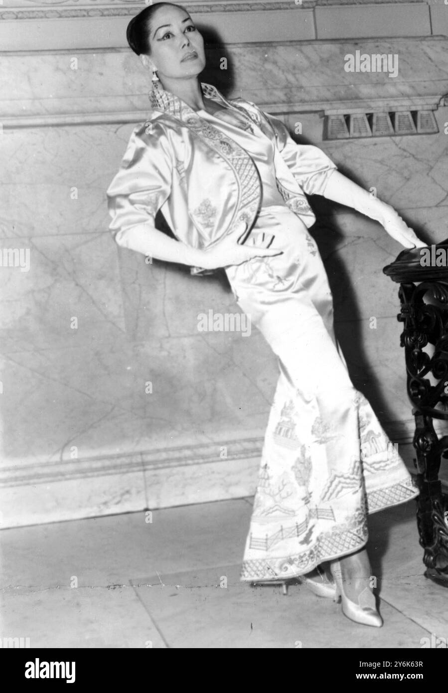 London England Fashion Show von The Incorporated Sowety of London Fashion Designers im Dartmouth House , Charles Street , London . Abendkleid und Jacke von Michael Sherad Ltd und getragen von Seignon. 25. März 1958 Stockfoto