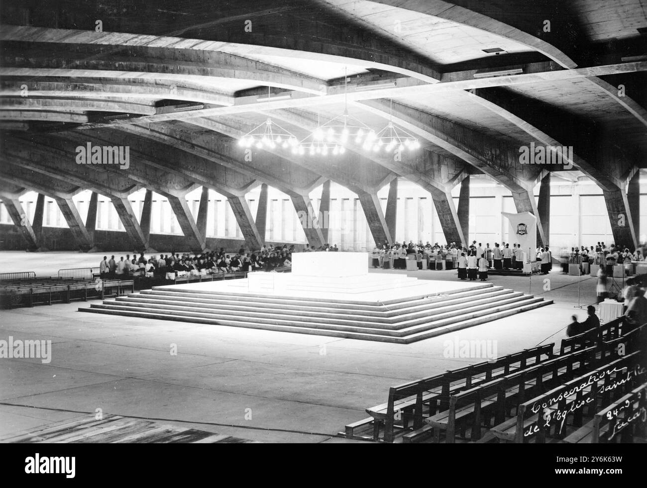Lourdes Frankreich Kardinal Roncalli , Patriarch von Venedig und päpstlicher Gesandter segnen die unterirdische Basilika St Pius X. , die nur wenige Meter von der Grotte von Lourdes entfernt errichtet wurde . Innenansicht 25. März 1958 Stockfoto