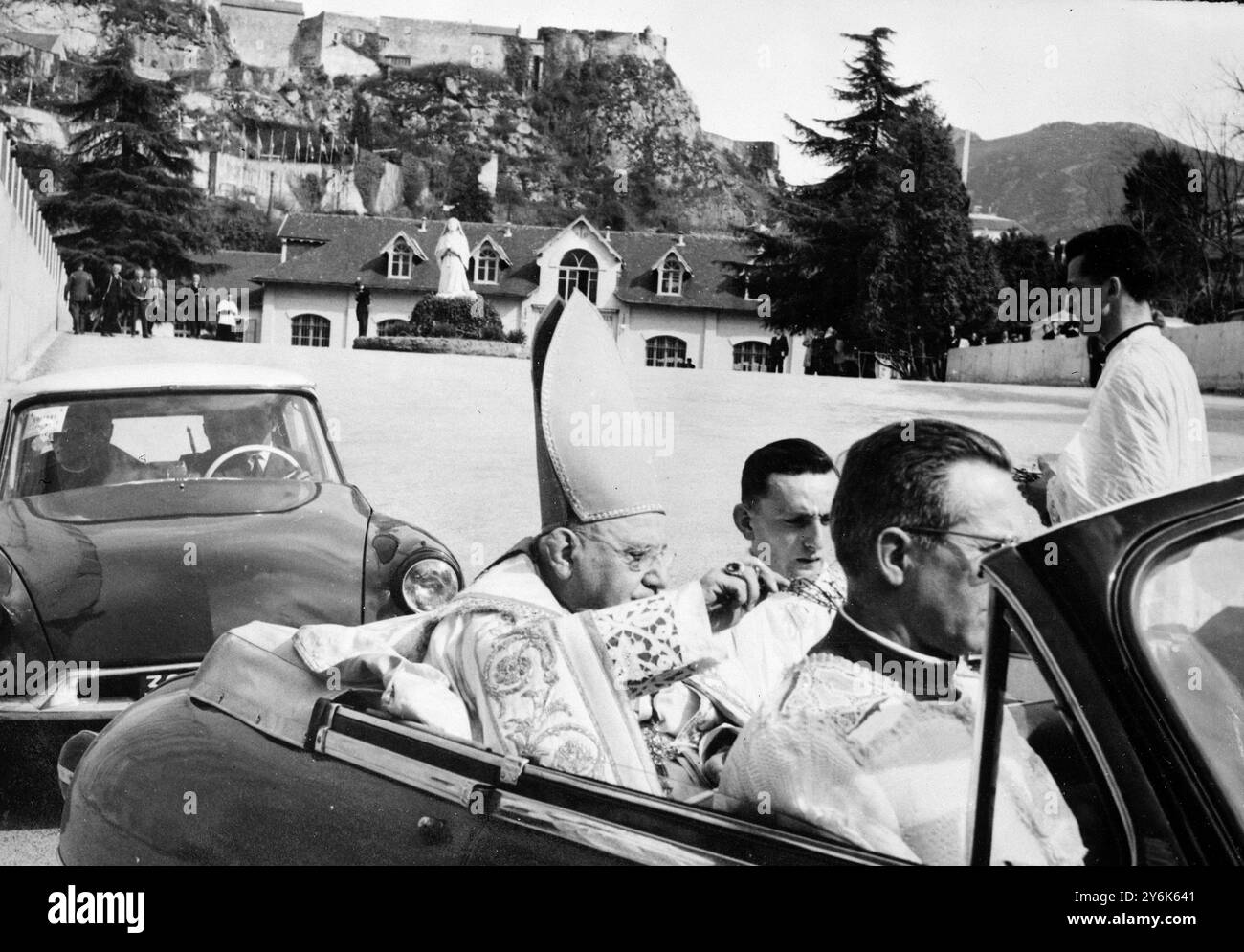 Lourdes Frankreich Kardinal Roncalli , Patriarch von Venedig und päpstlicher Gesandter segnen die unterirdische Basilika St Pius X. , die nur wenige Meter von der Grotte von Lourdes entfernt errichtet wurde . 25. März 1958 Stockfoto
