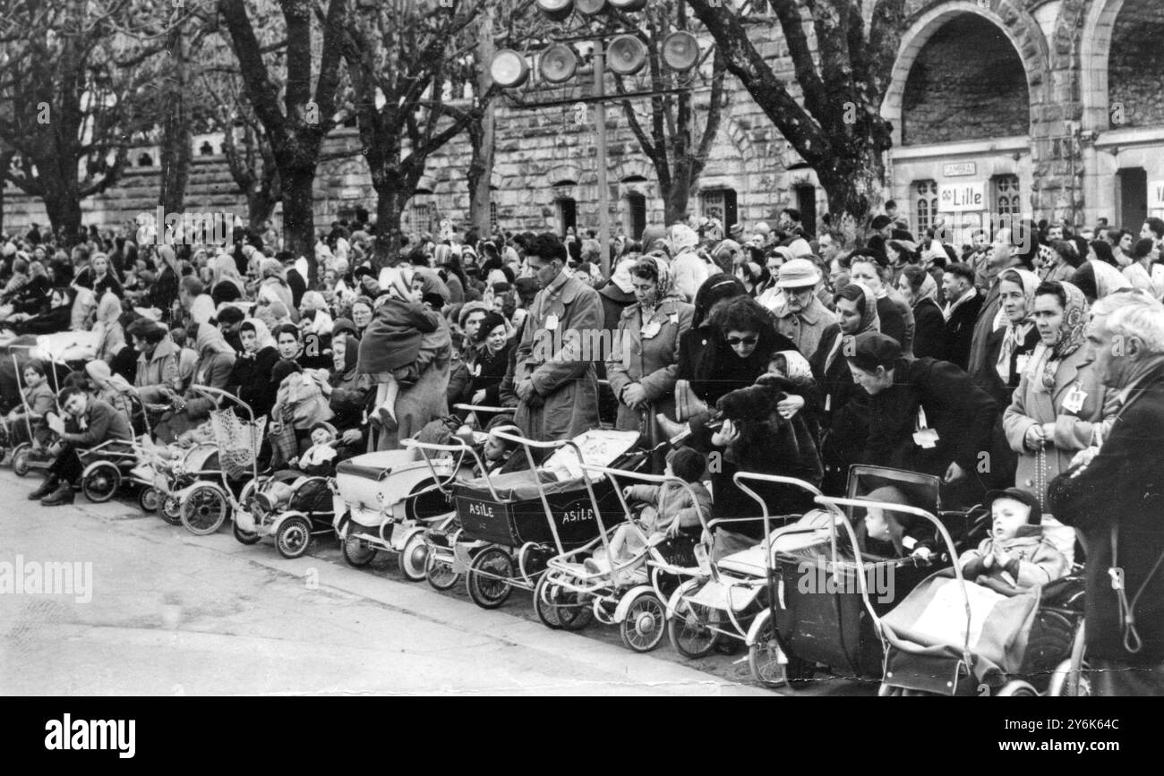 Lourdes Frankreich Kardinal Roncalli , Patriarch von Venedig und päpstlicher Gesandter segnen die unterirdische Basilika St Pius X. , die nur wenige Meter von der Grotte von Lourdes entfernt errichtet wurde . Einige der Tausenden von Pilgern am 25. März 1958 Stockfoto