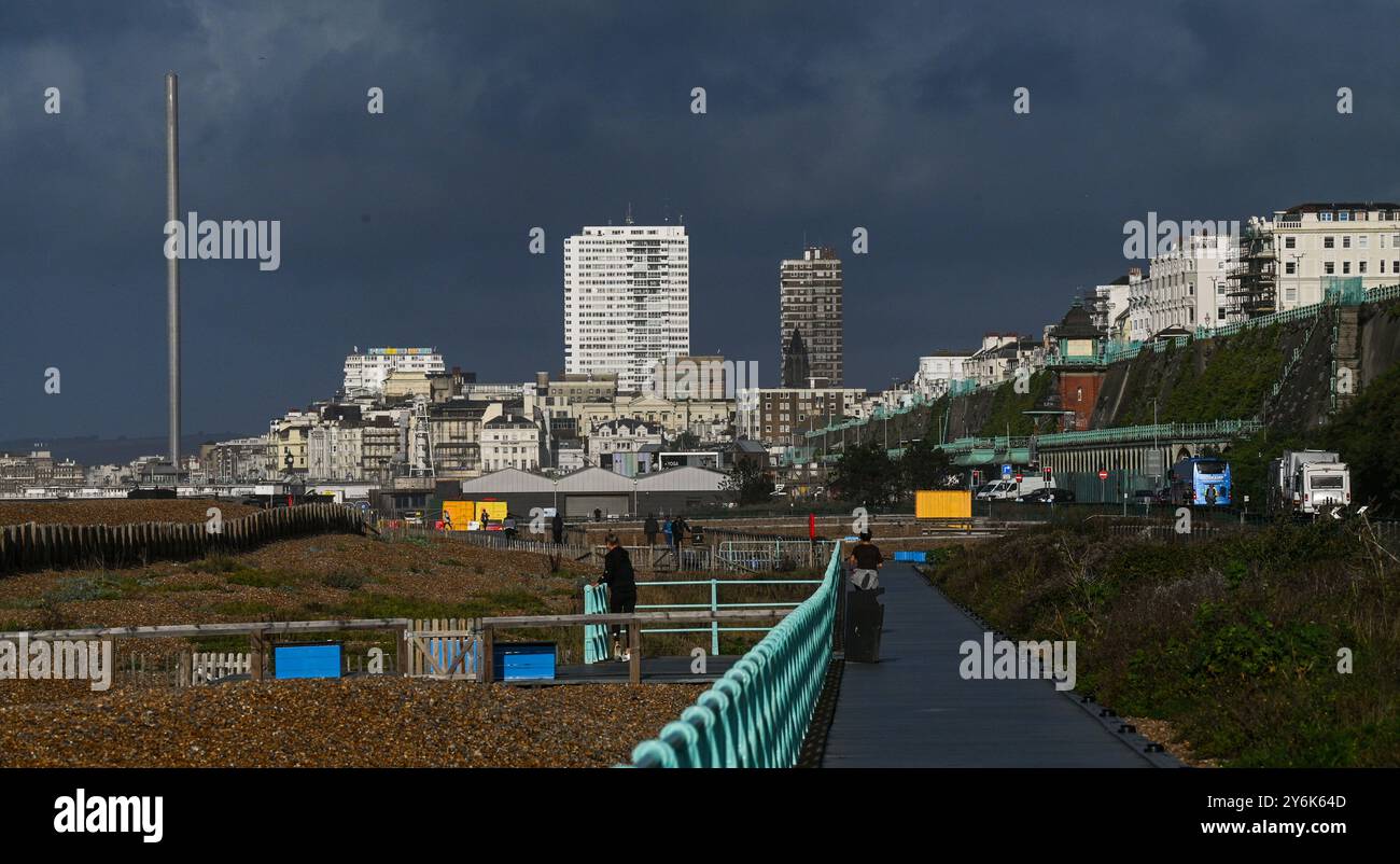 Brighton Großbritannien 15. September 2024 - Dunkle Sturmwolken über dem Stadtzentrum von Brighton heute Morgen während einer Mischung aus Sonnenschein, Wind und Regen so stark mit Regenwarnungen für Teile Großbritanniens heute : Credit Simon Dack / Alamy Live News Stockfoto