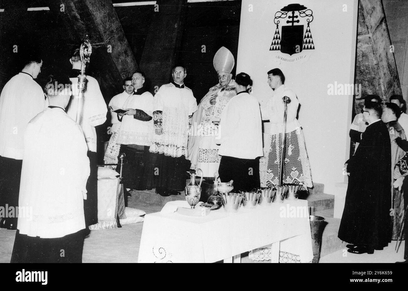 Lourdes Frankreich Kardinal Roncalli , Patriarch von Venedig und päpstlicher Gesandter segnen die unterirdische Basilika St Pius X. , die nur wenige Meter von der Grotte von Lourdes entfernt errichtet wurde . 25. März 1958 Stockfoto