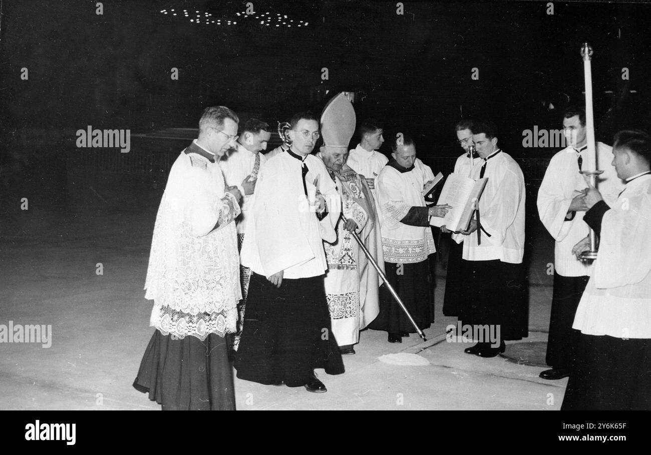 Lourdes Frankreich Kardinal Roncalli , Patriarch von Venedig und päpstlicher Gesandter segnen die unterirdische Basilika St Pius X. , die nur wenige Meter von der Grotte von Lourdes entfernt errichtet wurde . 25. März 1958 Stockfoto