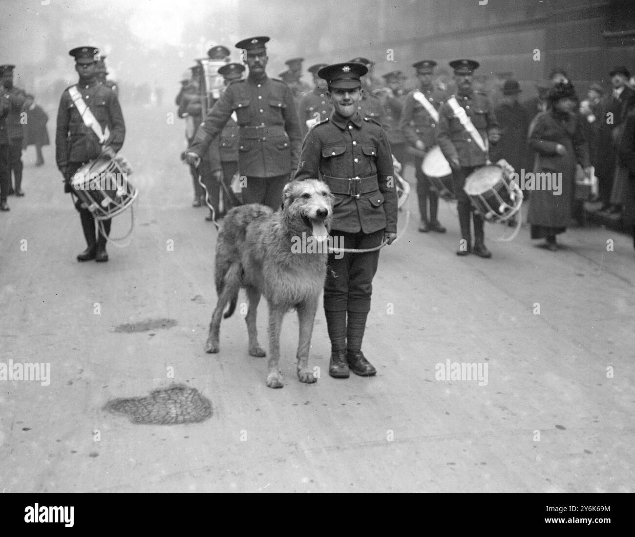 Die irische Garde und ihr Maskottchen Stockfoto