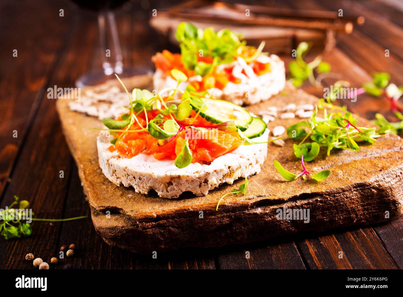 Diätbrot mit Lachs und Käse Stockfoto