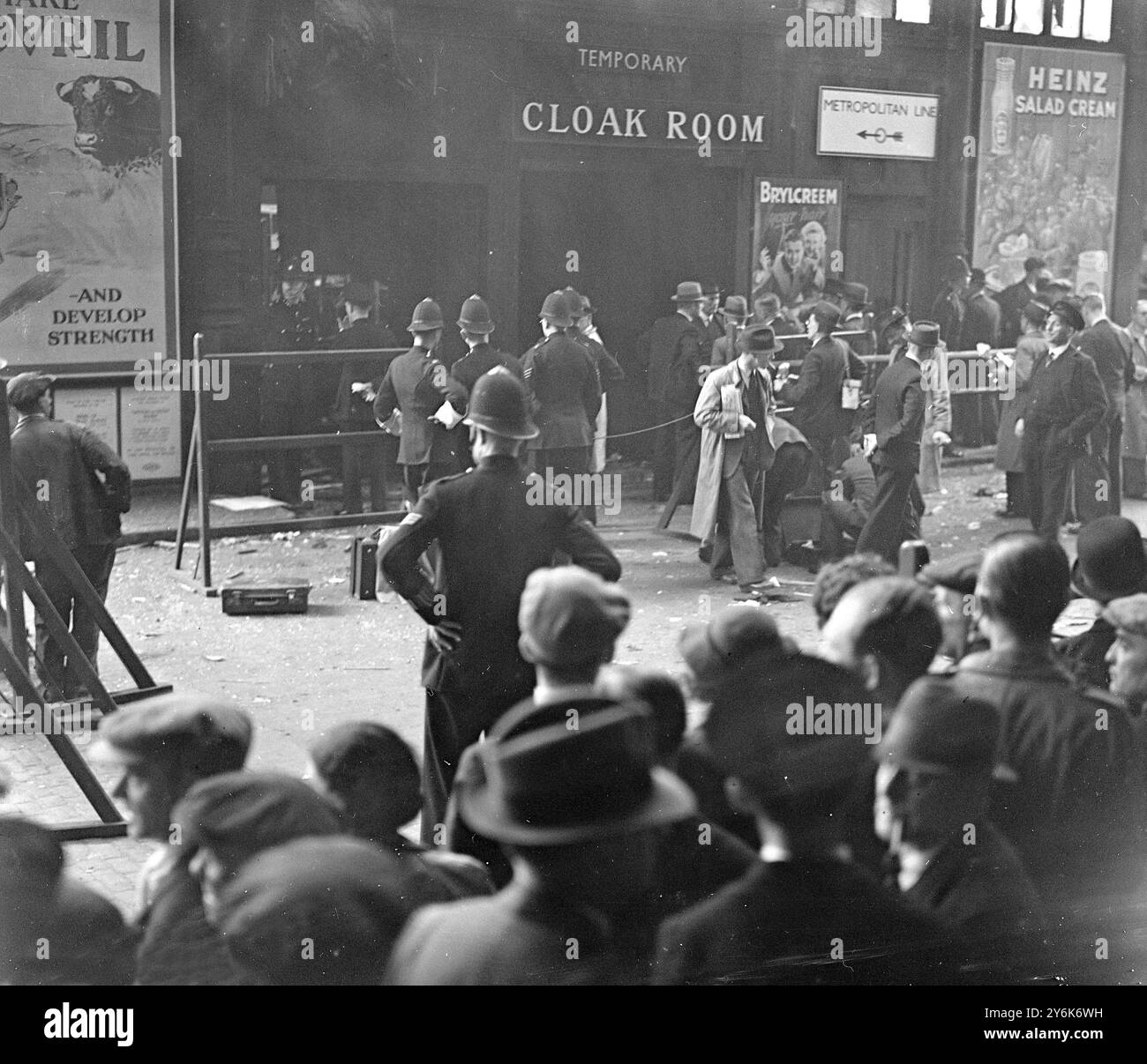 Die Szene in King's Cross Station nach der Explosion der I.R.A.-Bombe in der Garderobe. 26. Juli 1939 Stockfoto