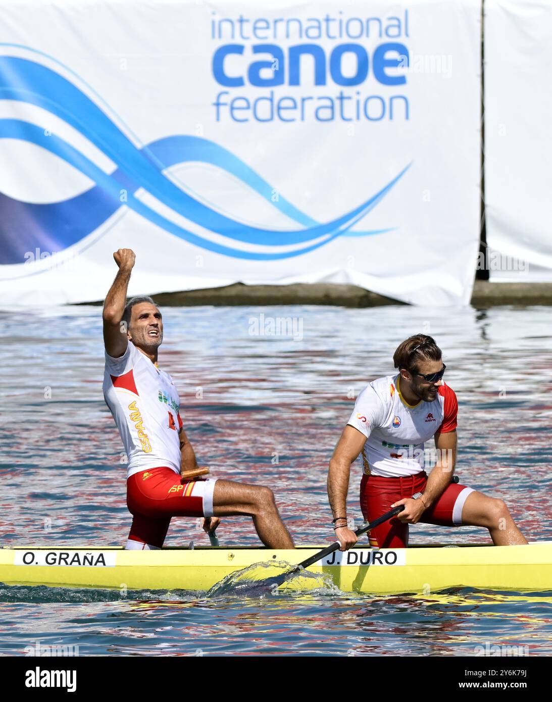 Jaime Duro (ESP) und Oscar Grana (ESP) feiern beim Langstreckenrennen C2 Men Senior während der Kanu-Marathon-Weltmeisterschaft 2024 auf dem Fluss Neretva in Metkovic, Kroatien. Stockfoto