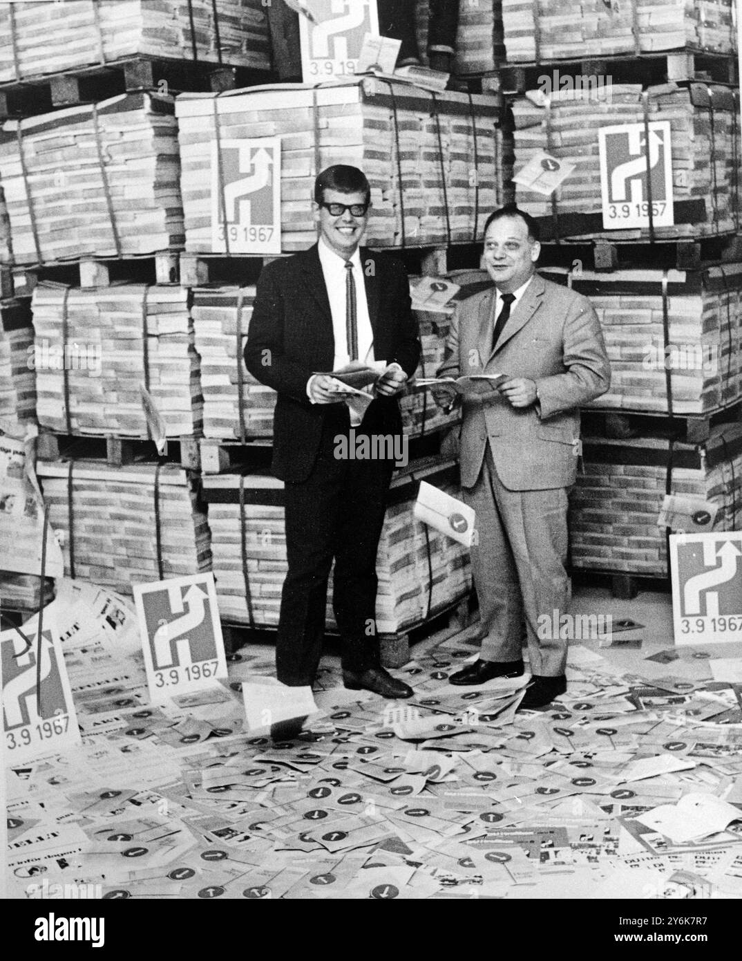 Stockholm seine ganze Veränderung für die Autofahrer in Schweden, da die neue Fahrt auf die richtige Ordnung in Kraft tritt Sieben Millionen Flugblätter , um die Menschen darüber zu informieren . Die PR-Männer Stefan Lindberg und Peter Granlid in ihrem Büro. 7. Juli 1967 Stockfoto