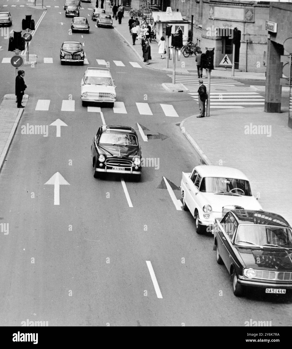 Stockholm alle Veränderungen für die Autofahrer in Schweden, da die neue Fahrt in der richtigen Ordnung in Kraft tritt Verwirrung für die Autofahrer in Stockholm, da Pfeile in die entgegengesetzte Richtung zum Verkehrsfluss zeigen . Am 3. September wechselt Schweden auf ein Rechtsverkehrssystem . Die Behörden versuchen, sie zu verdecken , aber aufgrund der Reibung des Bremsplastiks hält der Kunststoff nicht lange an . 26. August 1967 4. September 1967 Stockfoto