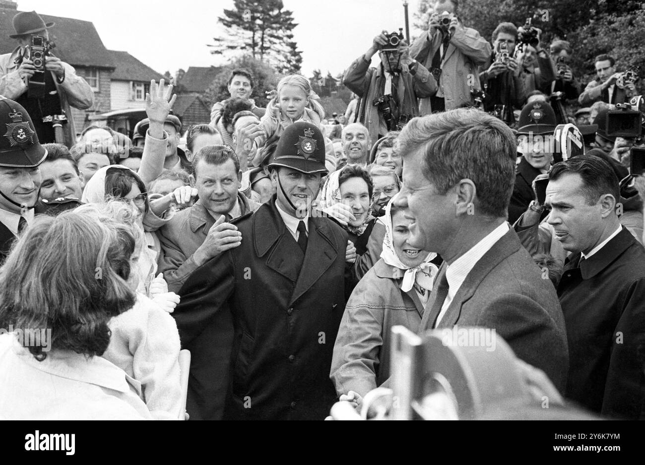 JFK begrüßt die Menge, die vor der römisch-katholischen Kapelle in Forest Row, East Sussex, wartet Stockfoto