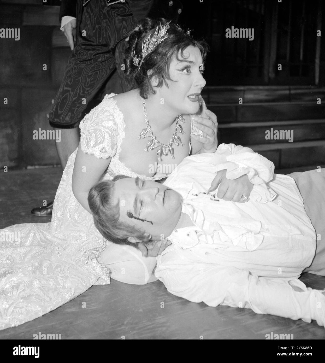 Eine Szene aus Tosca im Sadler's Wells Theatre London Charles Craig (London Born Tenor) spielt Cavaradossi in den Wappen von Marie Collier (Sopran) am 30. März 1960 Stockfoto