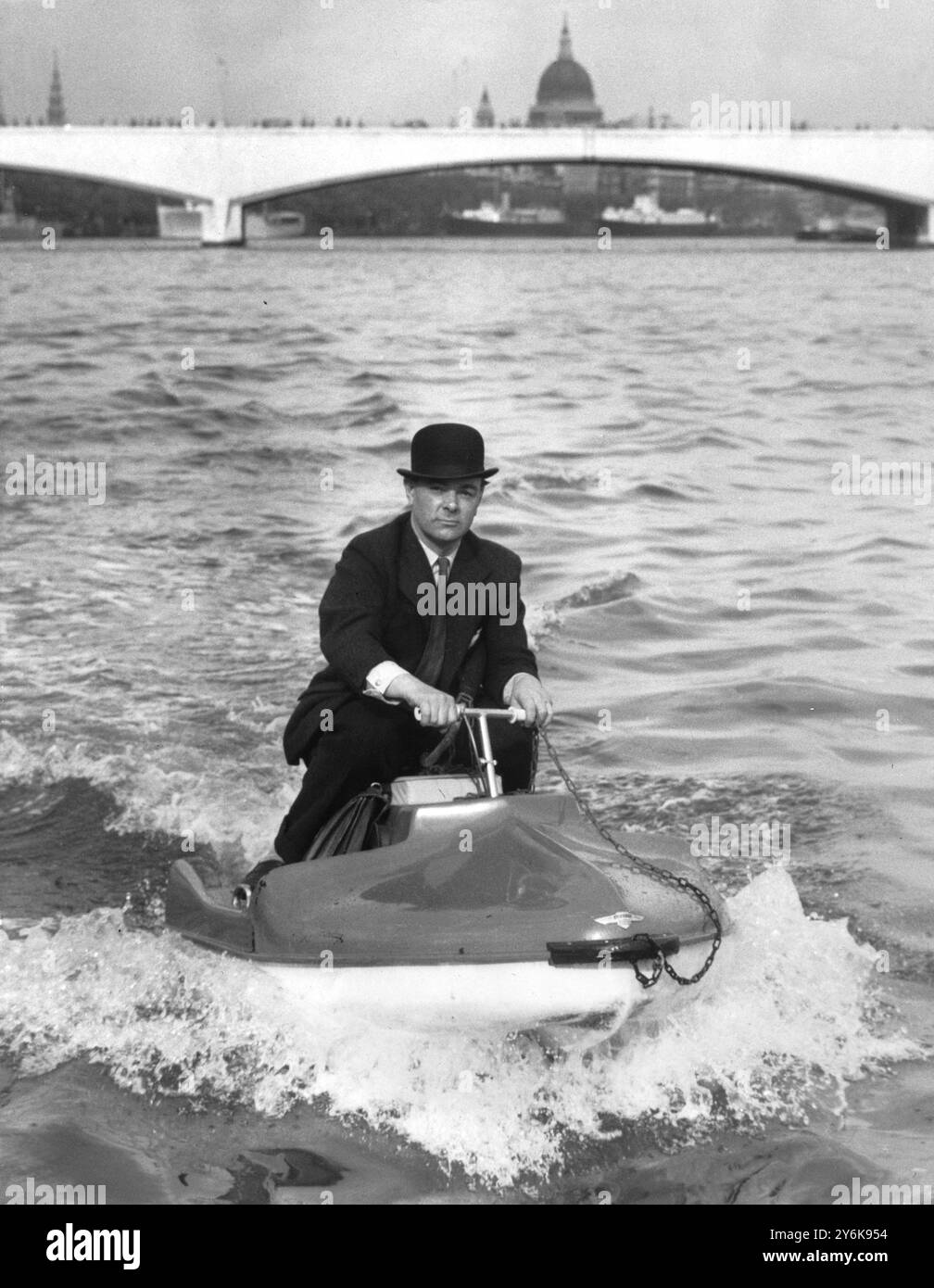 Während des Londoner Transportstreiks kehrte Michael Castle Kelly aus Chelsea von einem Tag im Büro auf seinem Wasserroller zurück. Mai 1958 Stockfoto