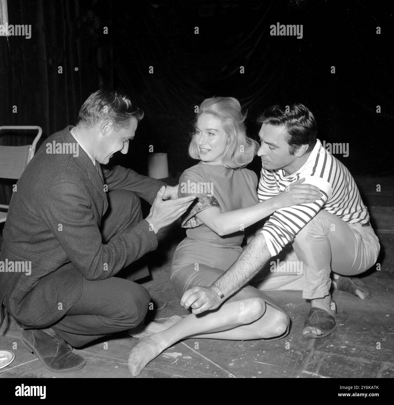 Der Produzent Alan Cooke bietet Lady Chatterley Ratschläge, gespielt von der Schauspielerin Jeanne Moody und Walter Brown, dem Wildhüter im Juli 1961 Stockfoto