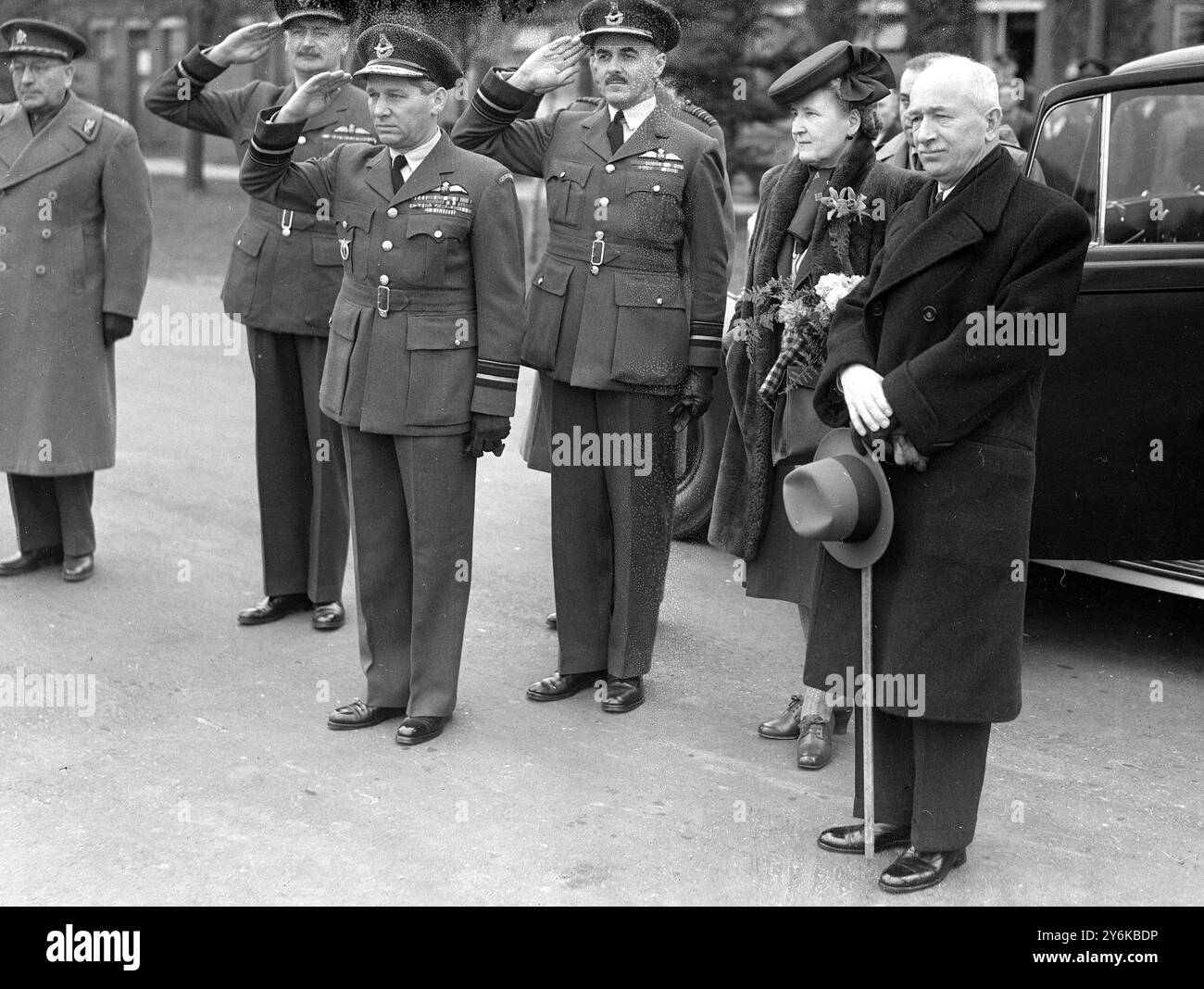 Präsident Edvard Benes verlässt England in die Tschechoslowakei. Von rechts nach links: Präsident Benes, Frau Benes, Air Marshall Collier, stellvertretender Befehlshaber Transport Command: Und Air Force Marshal Janousek, Kommandeur der tschechischen Luftwaffe, begrüßten während des Spiels der Nationalhymnen vor dem Abflug. 11. Mai 1945 Stockfoto
