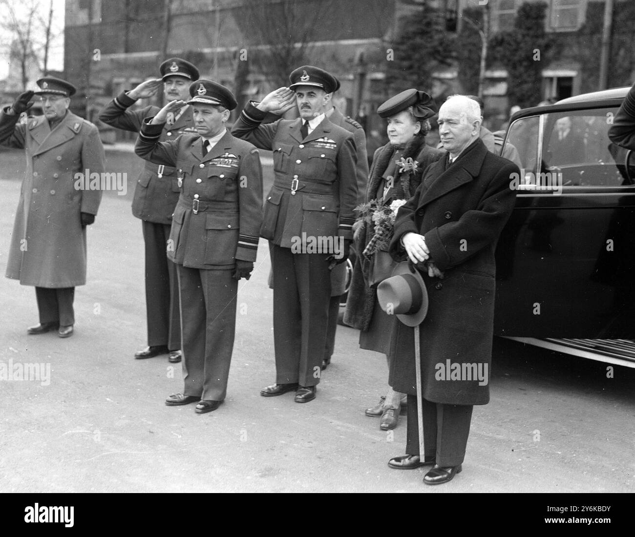 Präsident Edvard Benes verlässt England in die Tschechoslowakei. Von rechts nach links: Präsident Benes, Frau Benes, Air Marshall Collier, stellvertretender Befehlshaber Transport Command: Und Air Force Marshal Janousek, Kommandeur der tschechischen Luftwaffe, begrüßten während des Spiels der Nationalhymnen vor dem Abflug. 11. Mai 1945 Stockfoto