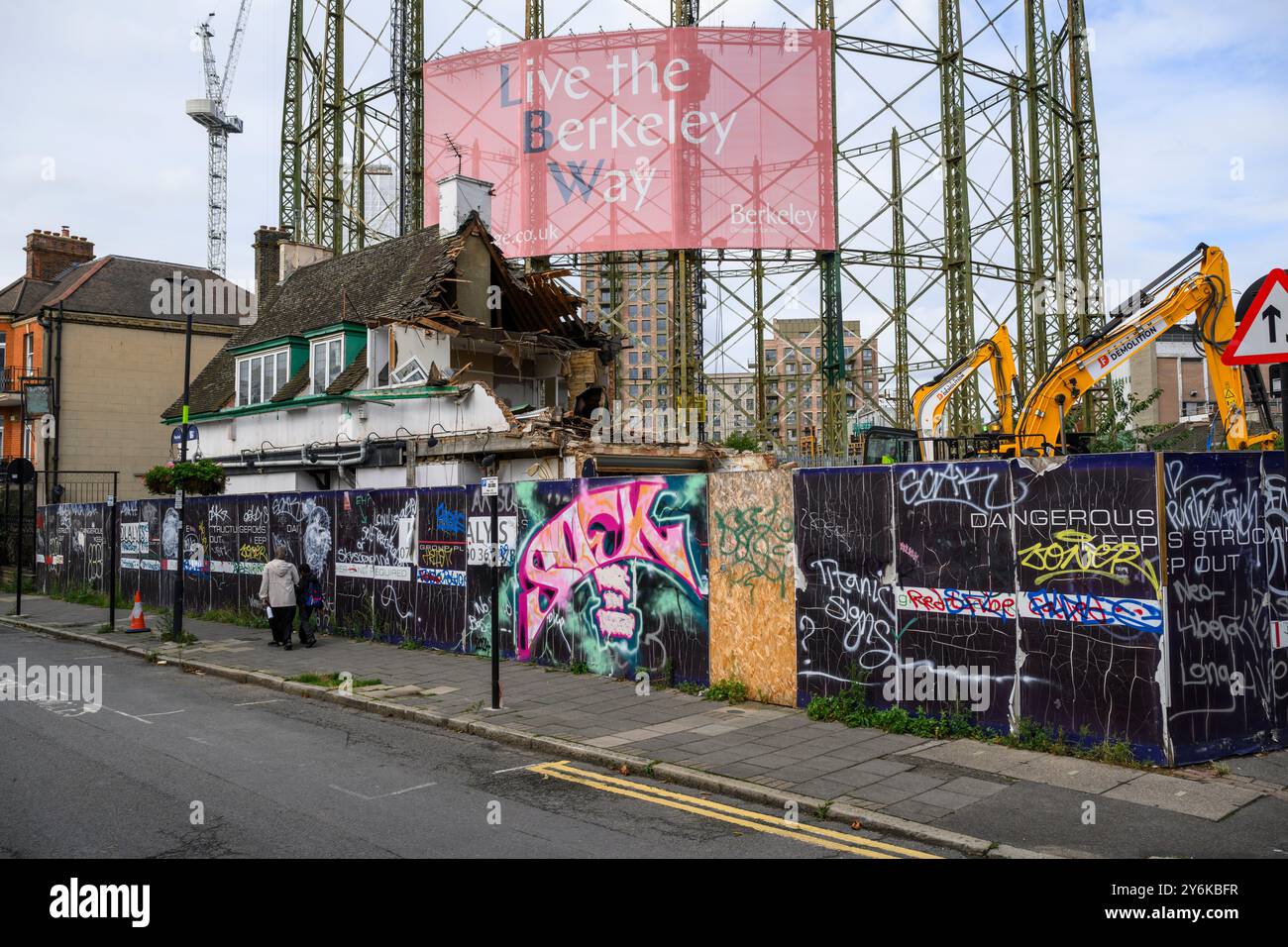 Ein abgeschlossener Pub wird abgerissen, Kennington Oval, London, Großbritannien. September 2024 Stockfoto