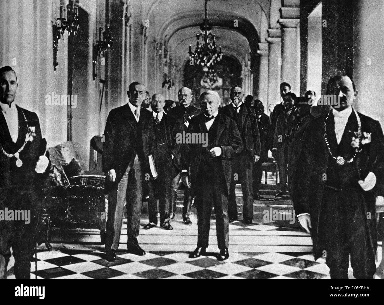 David Lloyd George (Mitte ) mit Präsident Woodrow Wilson und drei der Hauptdelegierten der Vereinigten Staaten , Colonel E M House . General Tasker Bliss und Henry White Paris Peace Conference im Mai 1919 Stockfoto