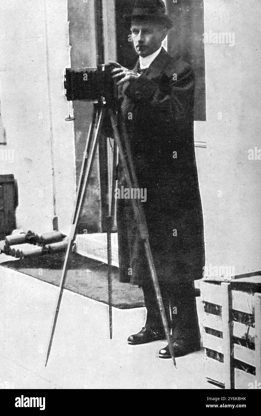Ein deutscher Pressefotograf in Versailles - bei der Arbeit für die Pariser Friedenskonferenz 1919 Stockfoto