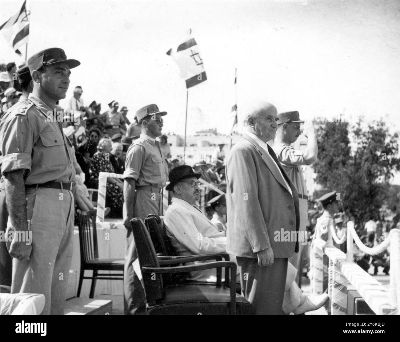 Am 23. April fand in Jerusalem eine Militärparade statt, an der der Präsident und der Premierminister teilnahmen, um den israelischen Unabhängigkeitstag zu feiern. Von links nach rechts: Sitzt Professor Weizmann (Präsident); im Amt steht Premierminister Ben Gurion; grüßt den Chef der israelischen Armee, Brigadegeneral Ygal Jadin. Hinter dem A.D.C. des Präsidenten und des Premierministers am 25. April 1950 Stockfoto