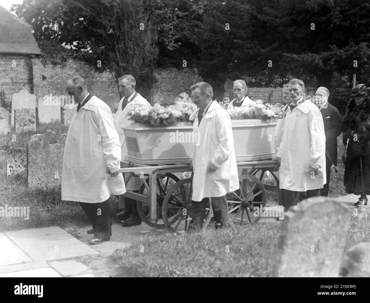 Die Dorfbewohner waren unter Schock bei der Beerdigung von Mrs. Burrell Hayley in Catsfield als Träger tätig. August 1922 Stockfoto