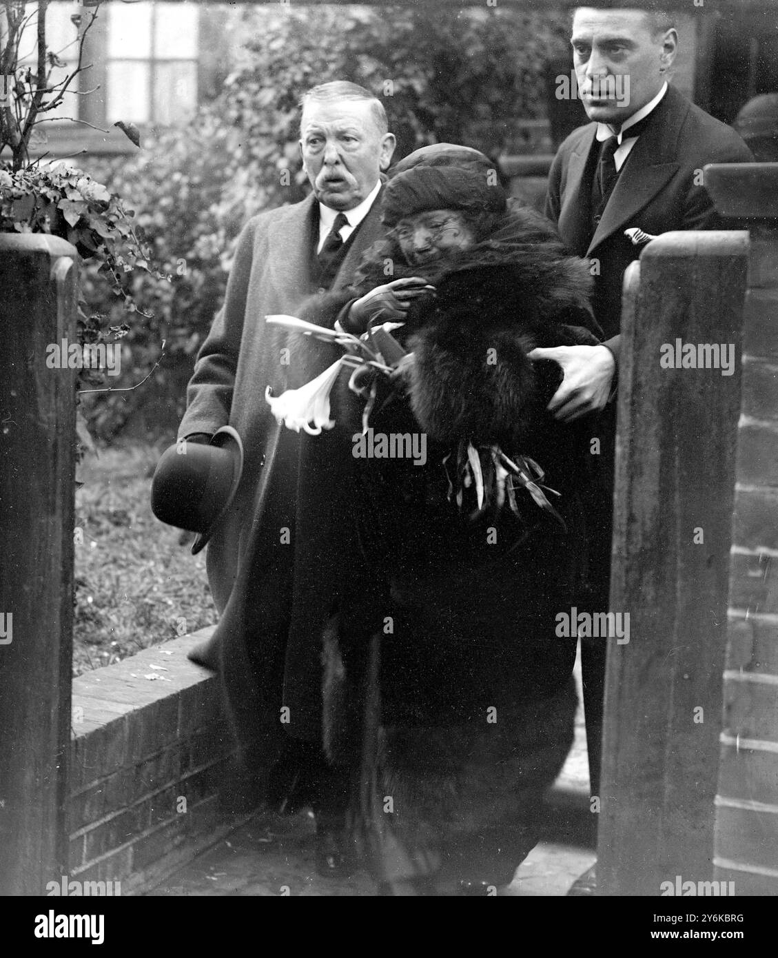 Beerdigung von Marie Lloyd in Golders Green, London Mr. John und Mrs. Matilda Wood - Ihre Eltern 12. Oktober 1922 Stockfoto