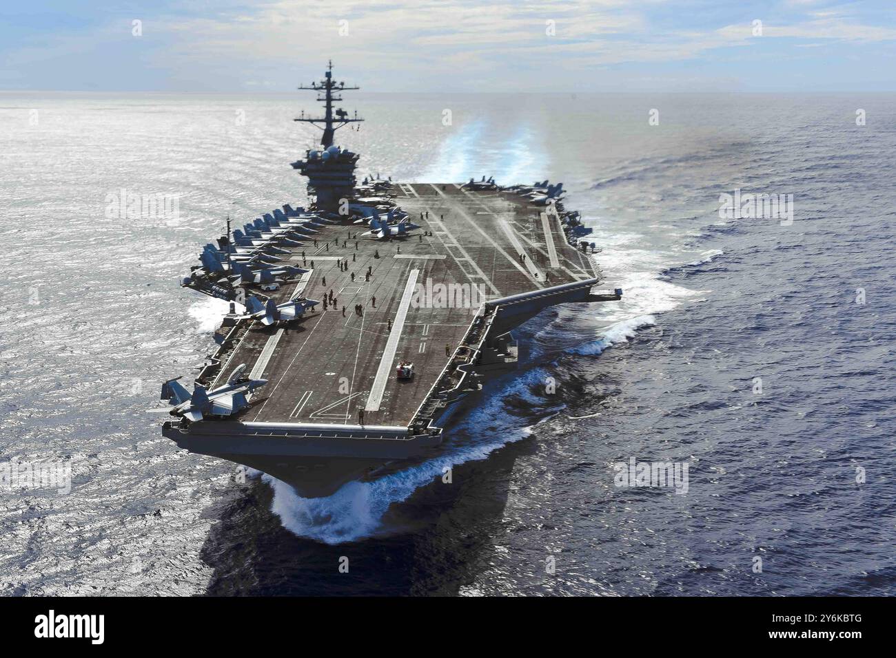 PHILIPPINISCHE SEE (24. September 2024) der Flugzeugträger der Nimitz-Klasse USS Theodore Roosevelt (CVN 71) durchquert die Philippinische See, 24. September 2024. Theodor Stockfoto